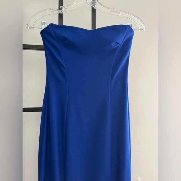 Evening dress with a long train. - Picture 7 of 13